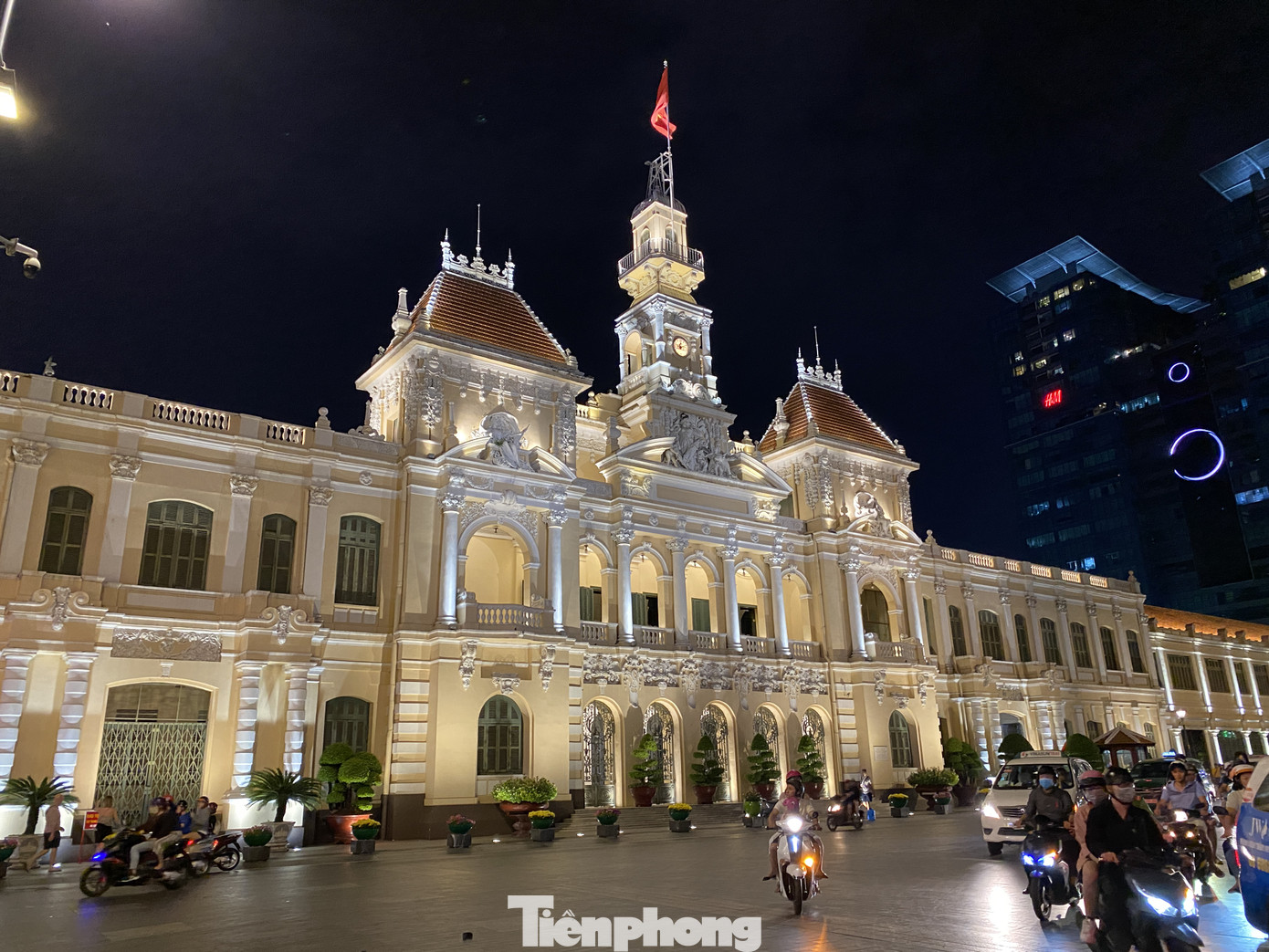 Đường phố Sài Gòn rực rỡ sắc màu chào đón năm 2020 ảnh 13