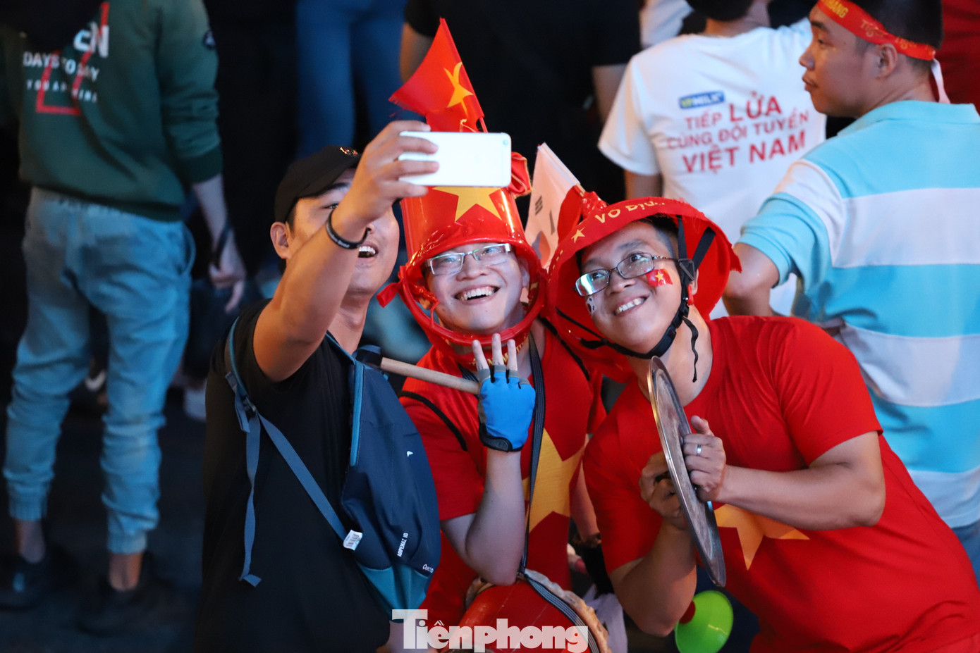 Một đêm không ngủ của CĐV ở TP.HCM sau chiến thắng lịch sử của U22 Việt Nam ảnh 8
