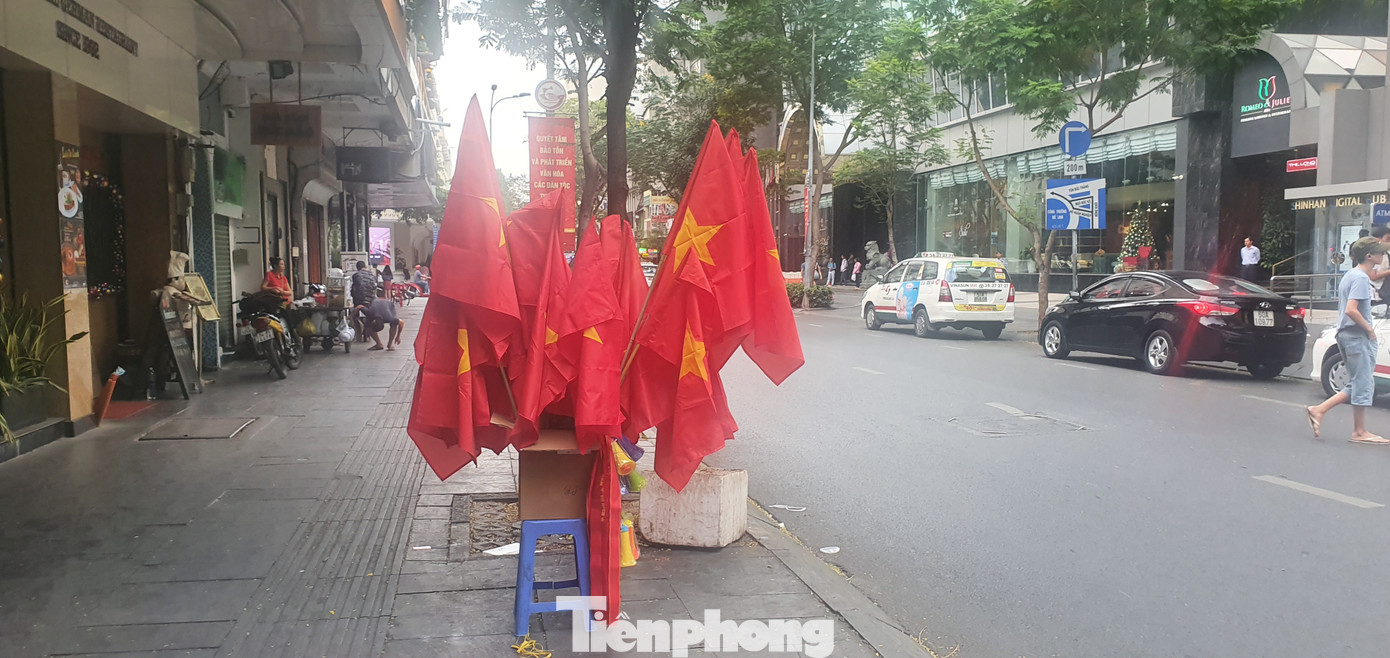 Người Sài Gòn đổ xô ra đường cổ vũ đội bóng đá U22 Việt Nam ảnh 12