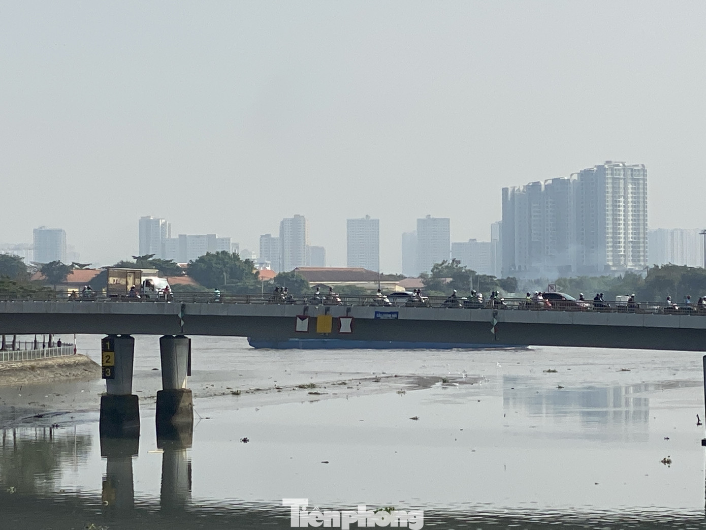 Cuối tuần, sương mù phủ kín cao ốc Sài Gòn ảnh 8