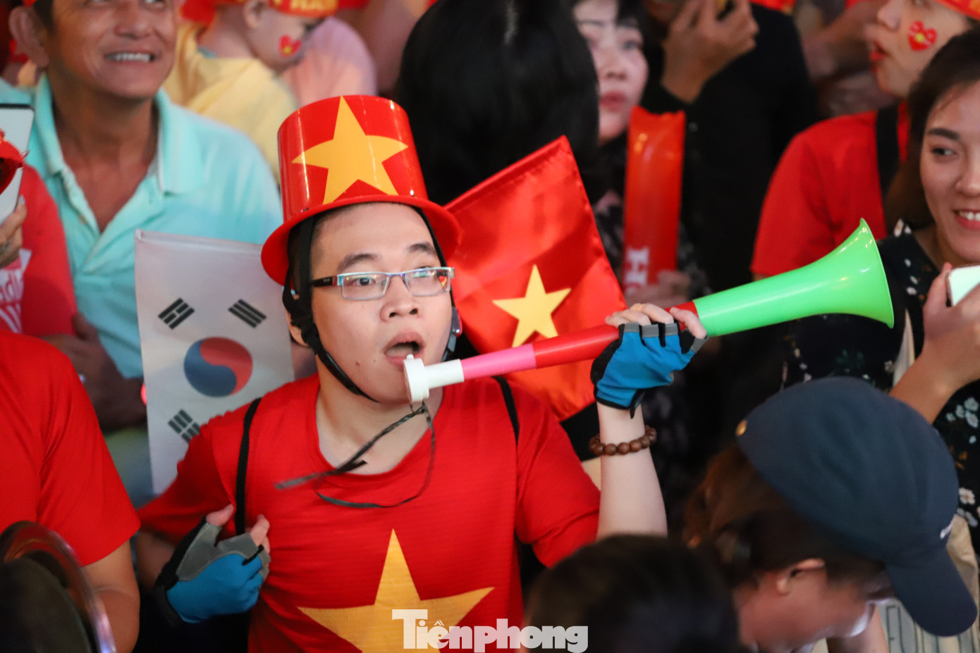 Một đêm không ngủ của CĐV ở TP.HCM sau chiến thắng lịch sử của U22 Việt Nam ảnh 14