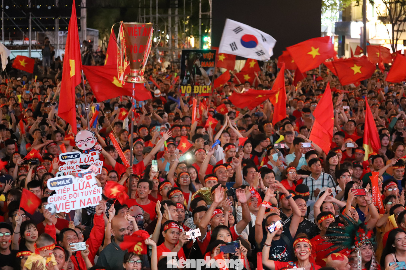 Một đêm không ngủ của CĐV ở TP.HCM sau chiến thắng lịch sử của U22 Việt Nam ảnh 21
