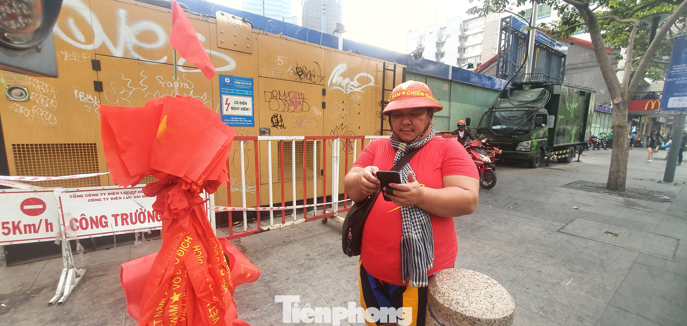 Người Sài Gòn đổ xô ra đường cổ vũ đội bóng đá U22 Việt Nam ảnh 7