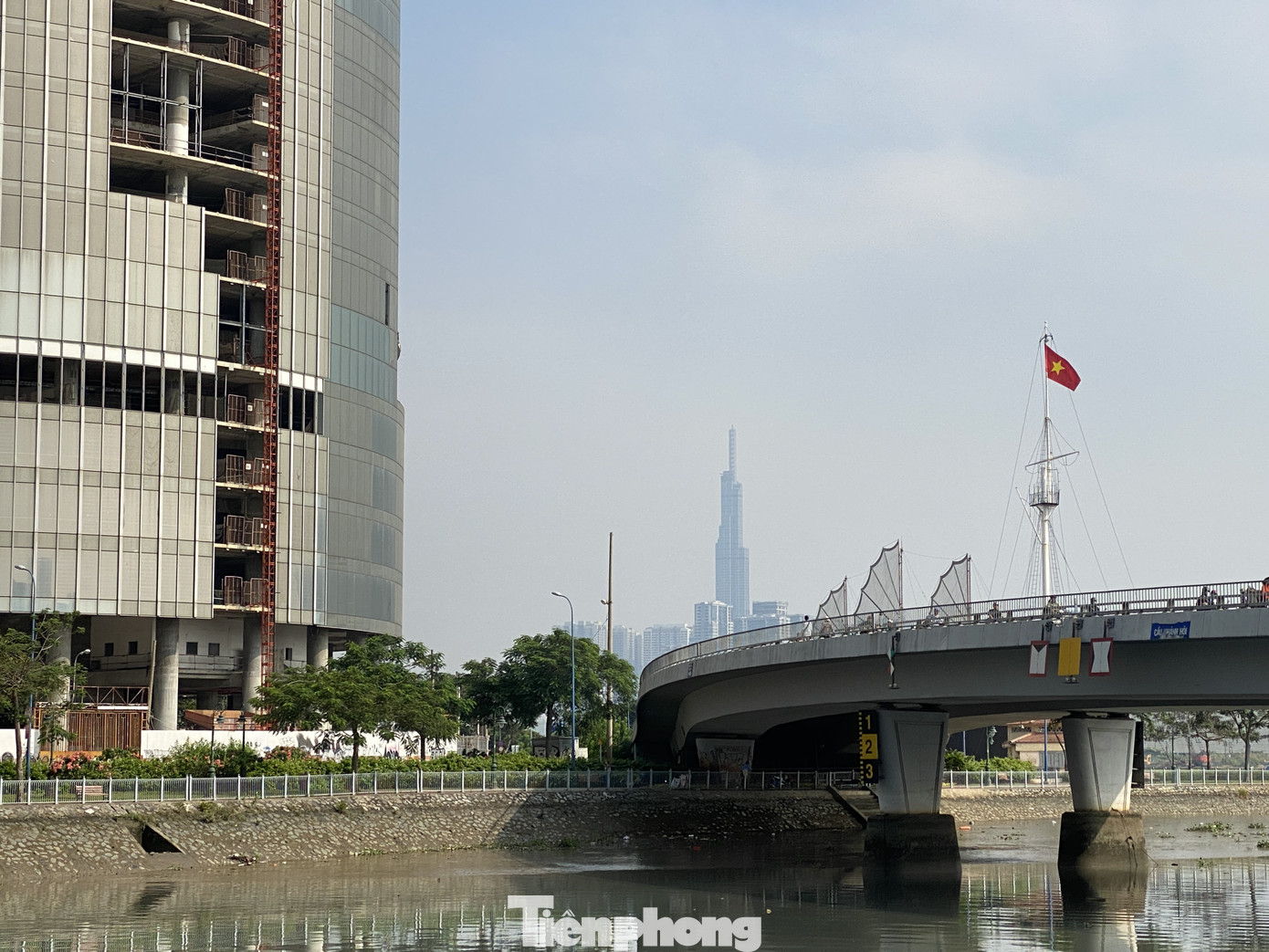 Cuối tuần, sương mù phủ kín cao ốc Sài Gòn ảnh 2