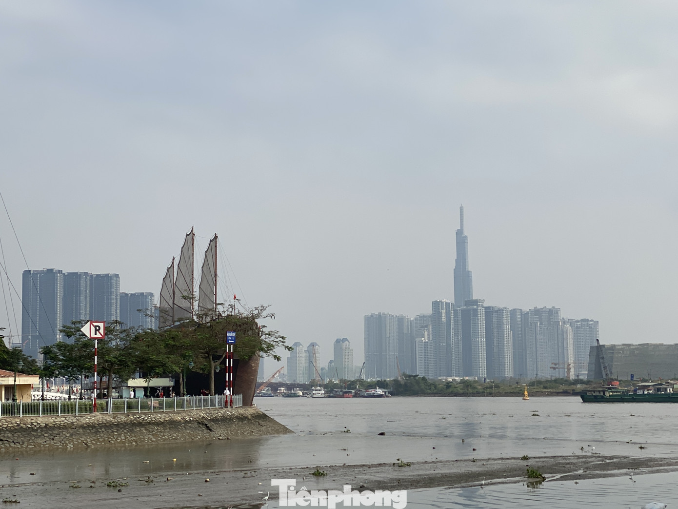 Cuối tuần, sương mù phủ kín cao ốc Sài Gòn ảnh 3