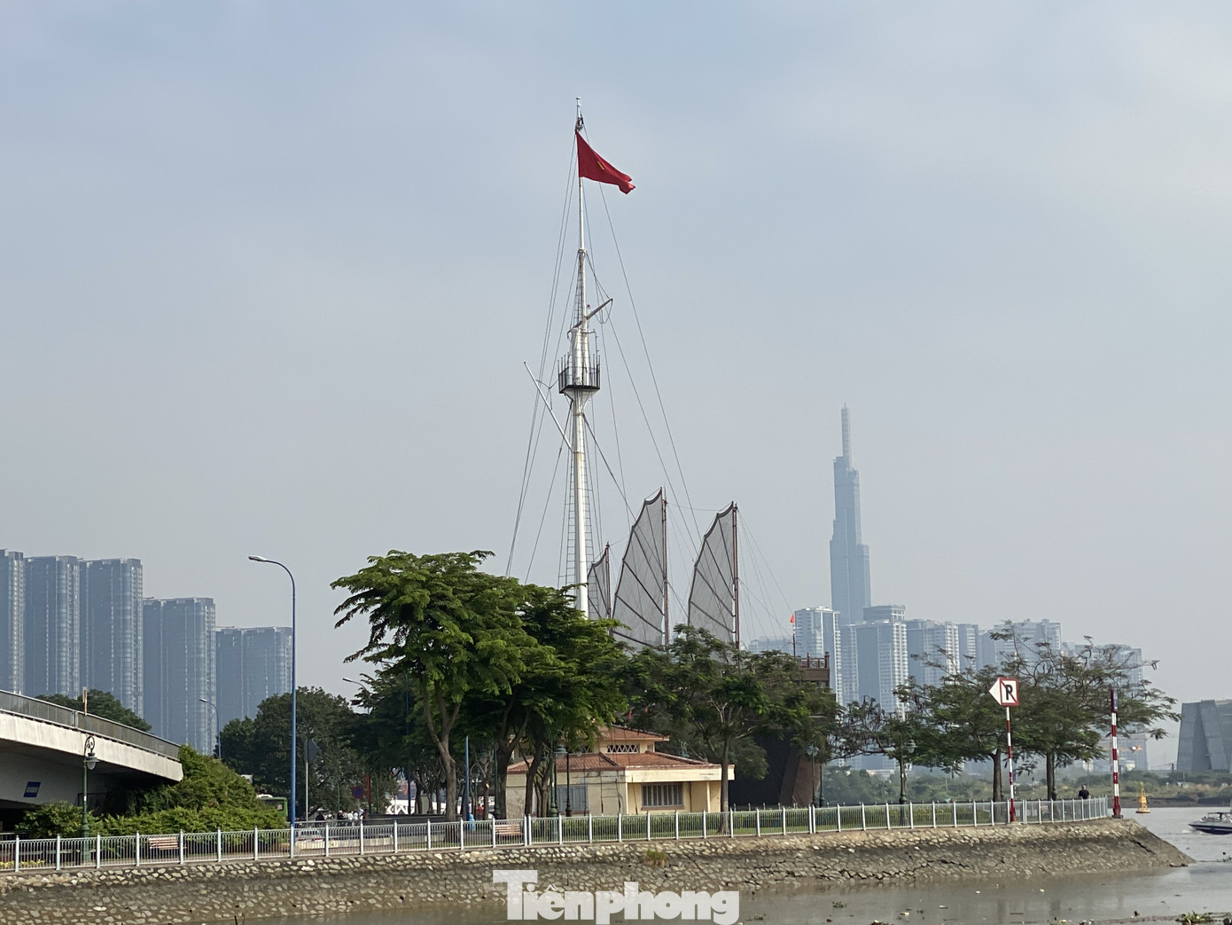 Cuối tuần, sương mù phủ kín cao ốc Sài Gòn ảnh 7