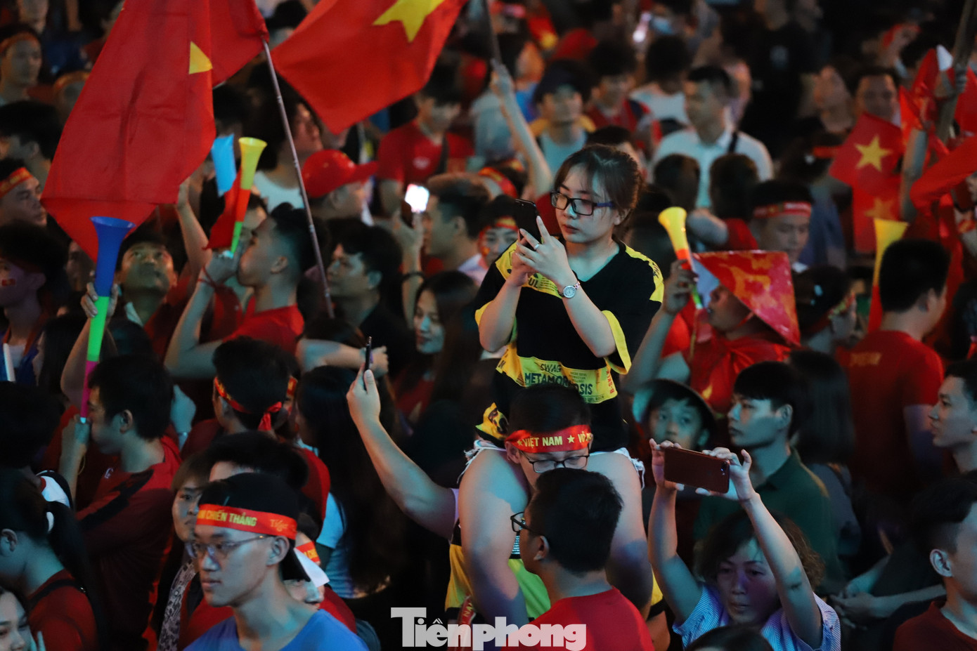 Một đêm không ngủ của CĐV ở TP.HCM sau chiến thắng lịch sử của U22 Việt Nam ảnh 20