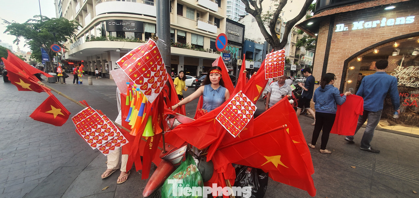 Người Sài Gòn đổ xô ra đường cổ vũ đội bóng đá U22 Việt Nam ảnh 2