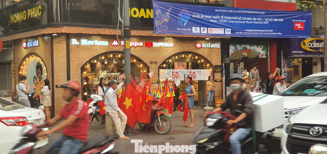 Người Sài Gòn đổ xô ra đường cổ vũ đội bóng đá U22 Việt Nam ảnh 14