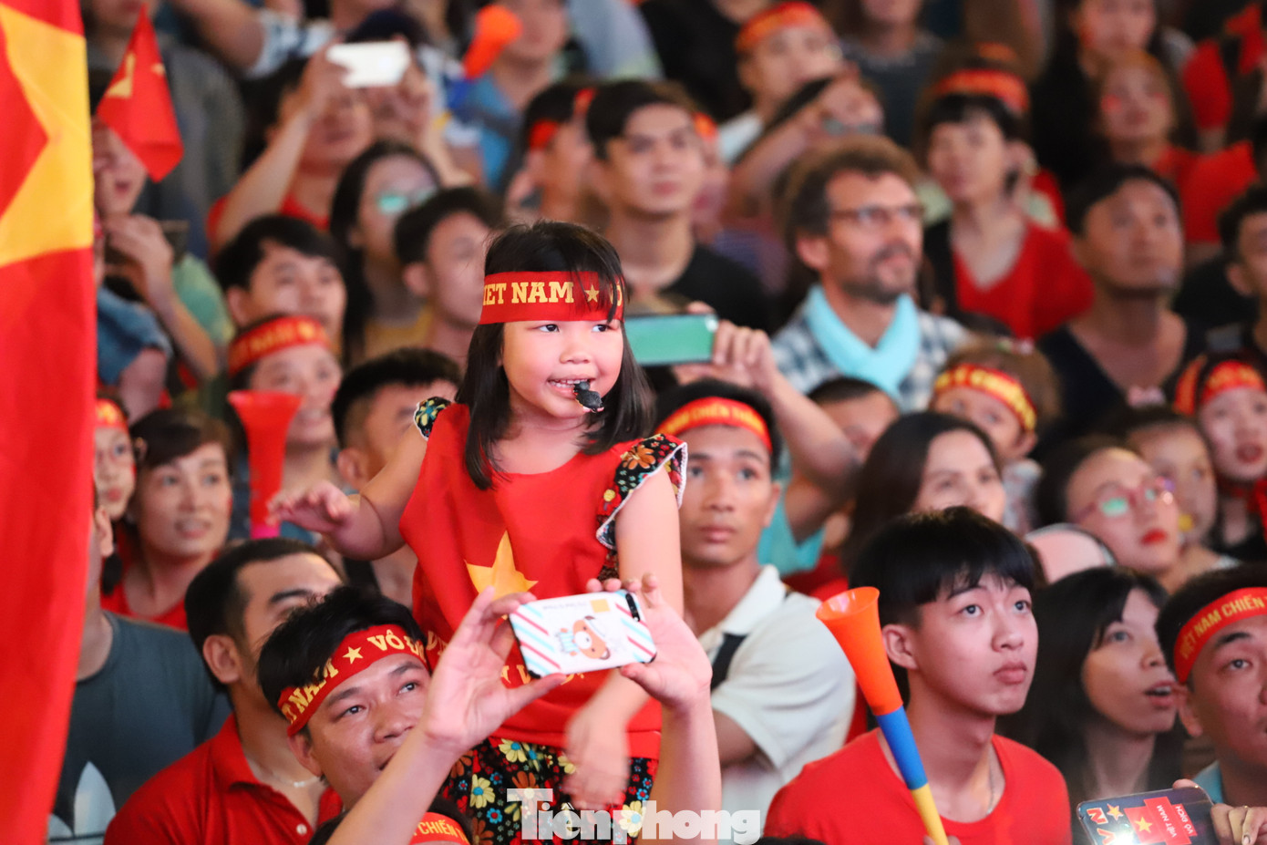 Một đêm không ngủ của CĐV ở TP.HCM sau chiến thắng lịch sử của U22 Việt Nam ảnh 18