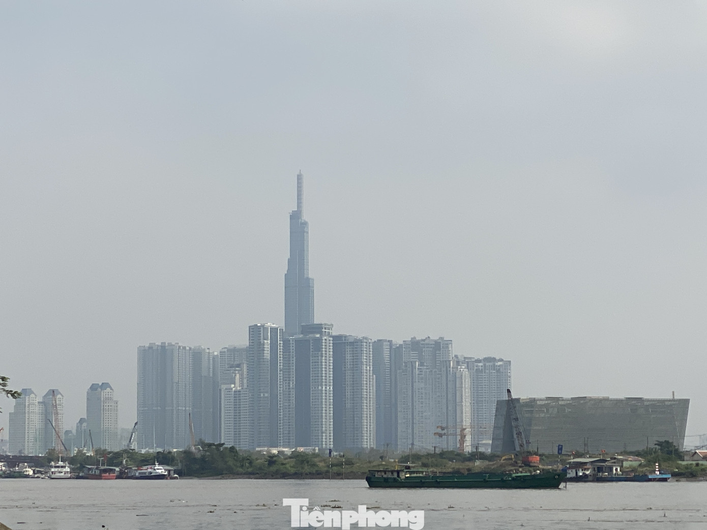 Cuối tuần, sương mù phủ kín cao ốc Sài Gòn ảnh 5