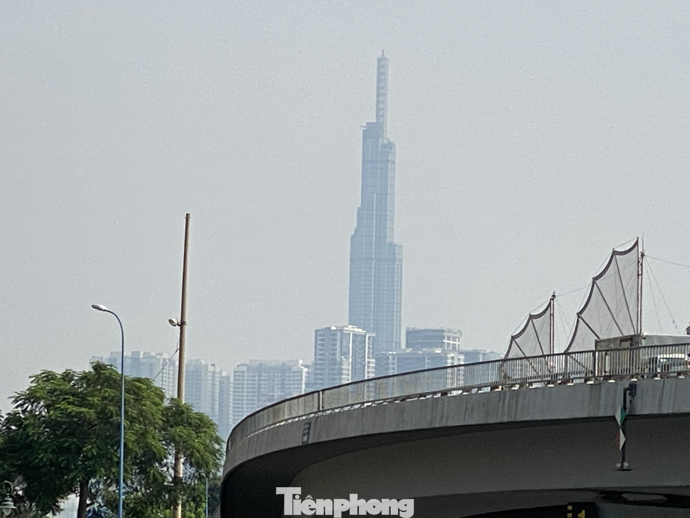 Cuối tuần, sương mù phủ kín cao ốc Sài Gòn ảnh 1