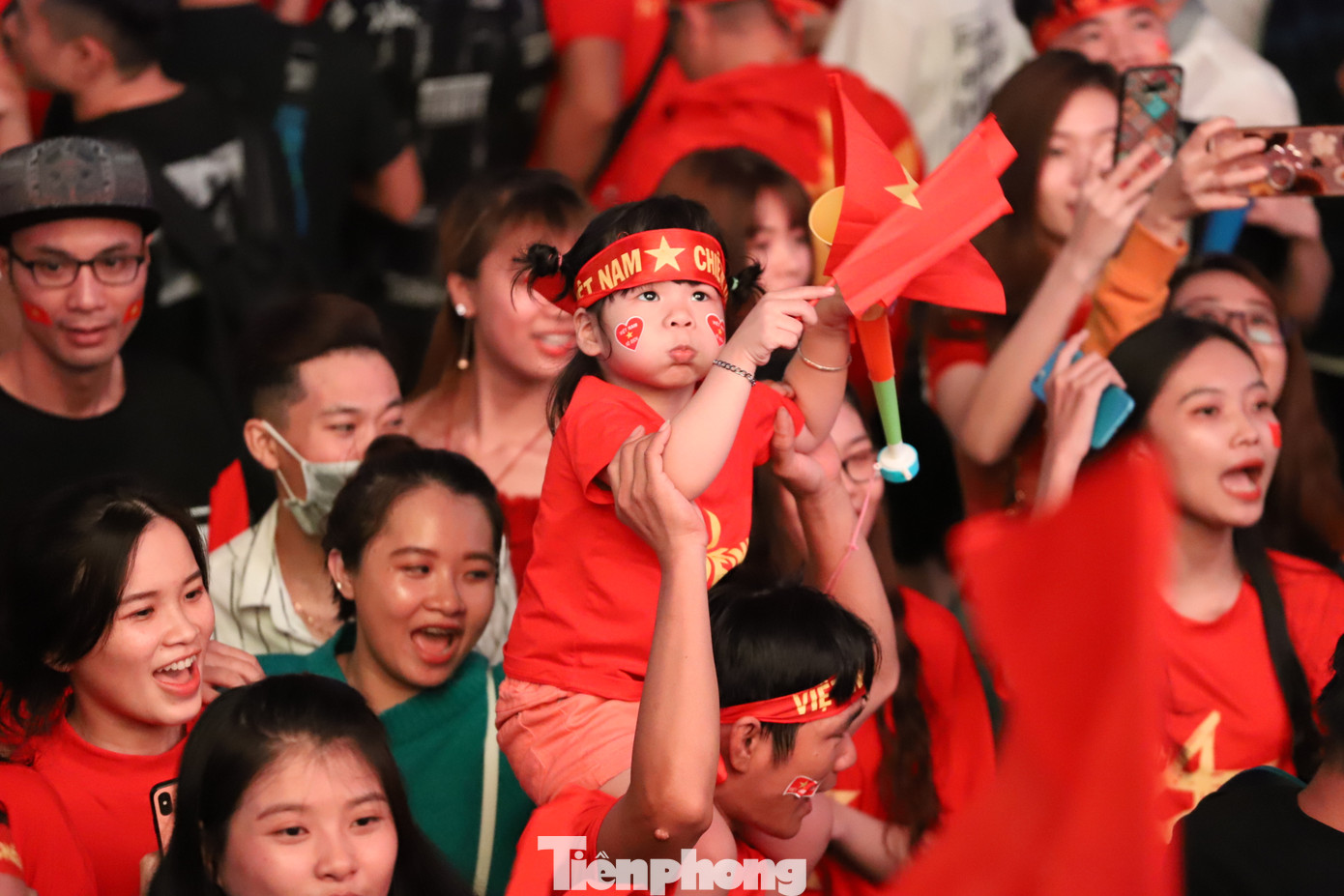 Một đêm không ngủ của CĐV ở TP.HCM sau chiến thắng lịch sử của U22 Việt Nam ảnh 19