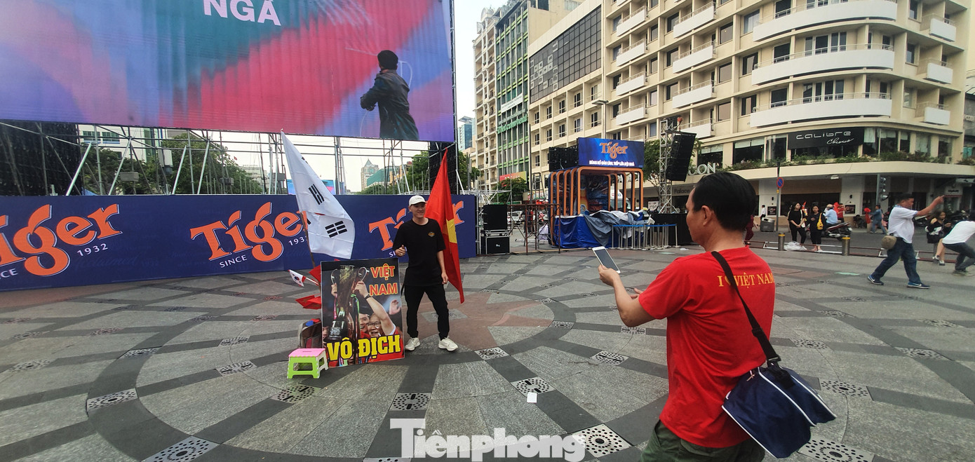 Người Sài Gòn đổ xô ra đường cổ vũ đội bóng đá U22 Việt Nam ảnh 11