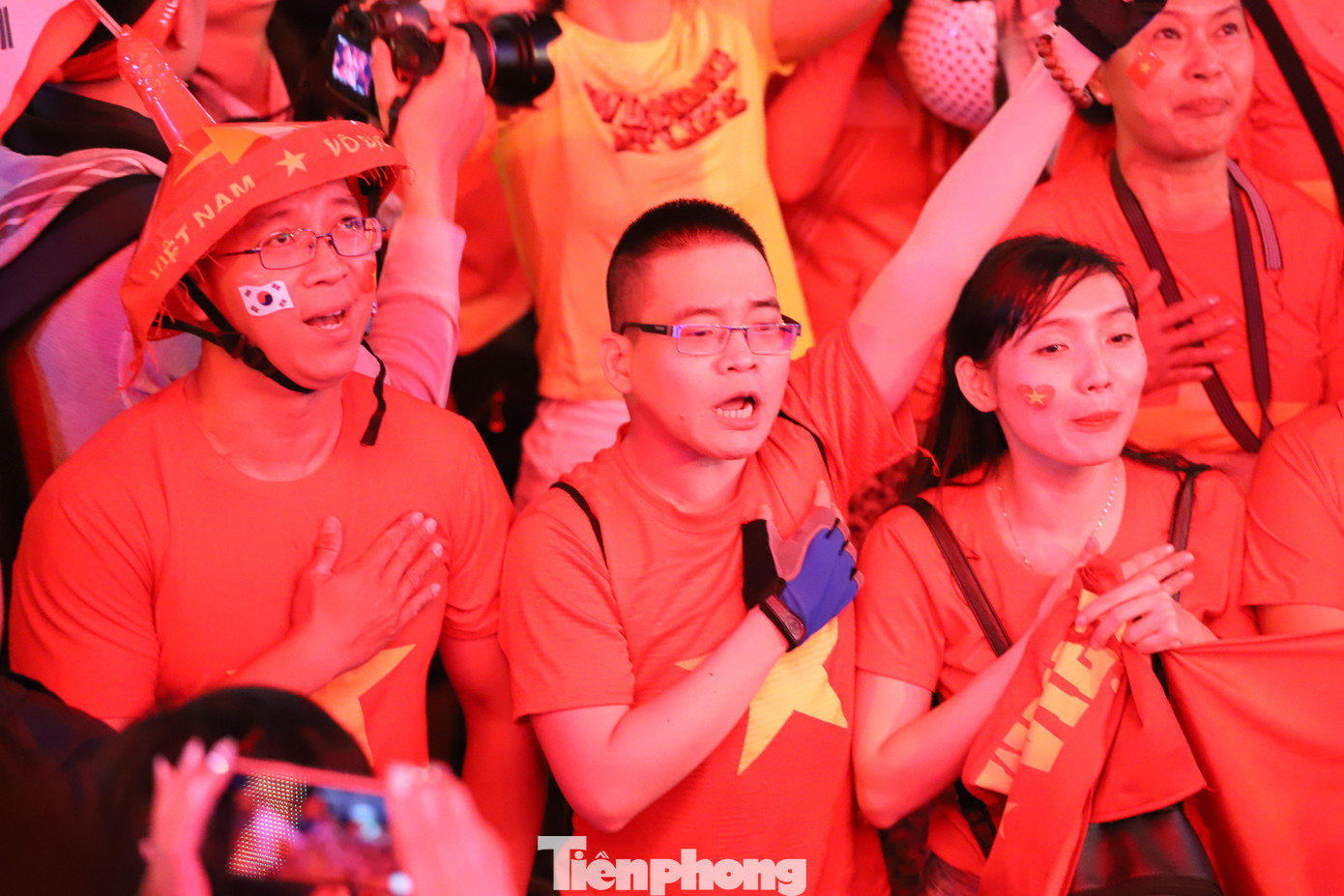 Một đêm không ngủ của CĐV ở TP.HCM sau chiến thắng lịch sử của U22 Việt Nam ảnh 4