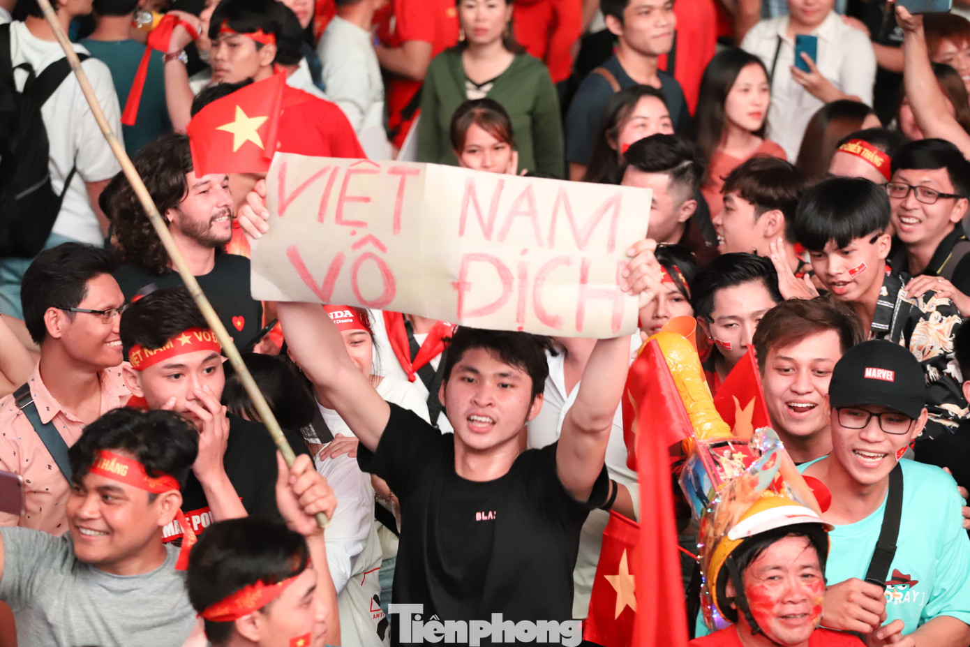Một đêm không ngủ của CĐV ở TP.HCM sau chiến thắng lịch sử của U22 Việt Nam ảnh 5
