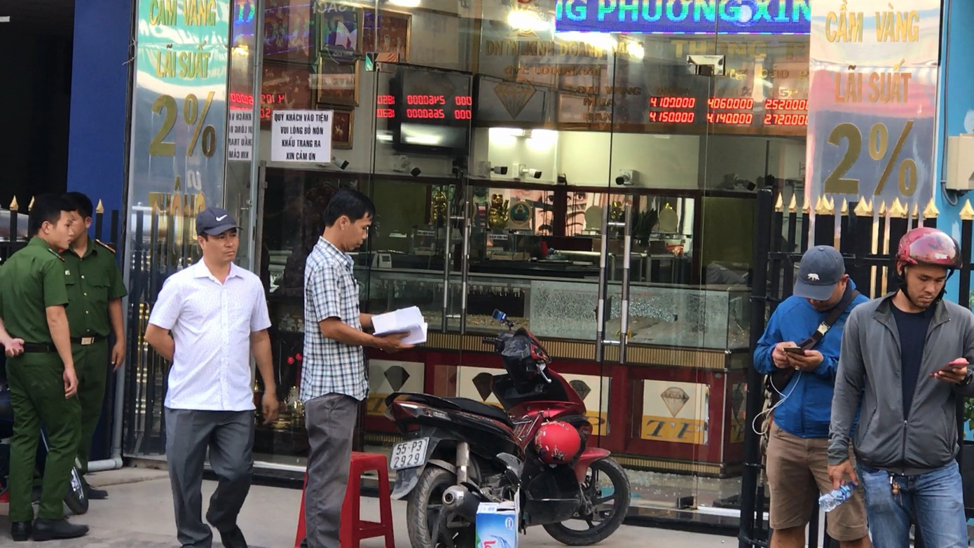 3 nghi phạm tổ chức nổ súng cướp tiệm vàng nhưng... không nhớ mặt nhau ảnh 1