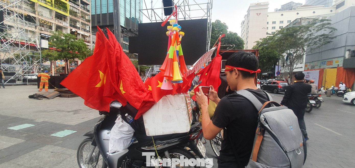 Người Sài Gòn đổ xô ra đường cổ vũ đội bóng đá U22 Việt Nam ảnh 13