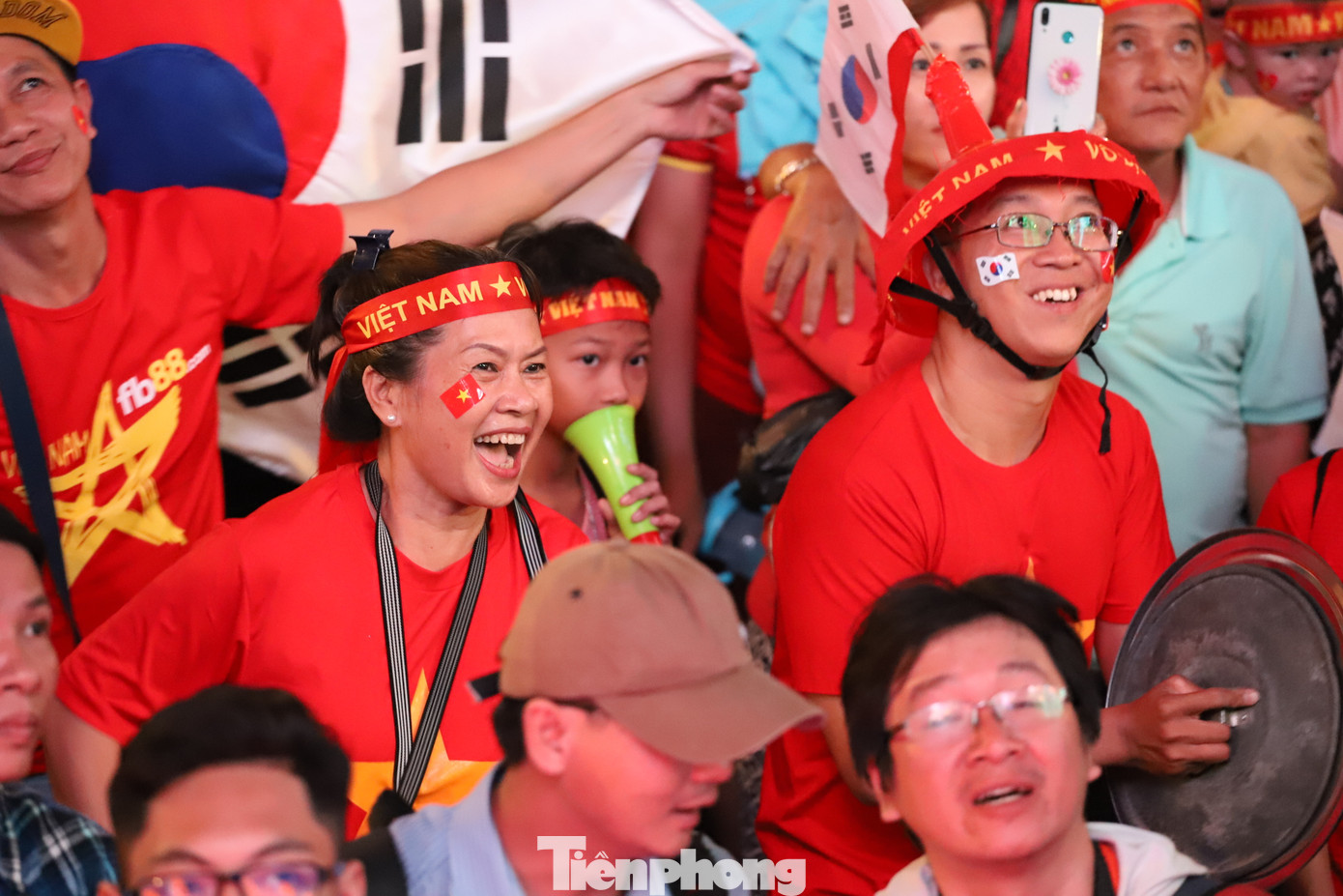 Một đêm không ngủ của CĐV ở TP.HCM sau chiến thắng lịch sử của U22 Việt Nam ảnh 1