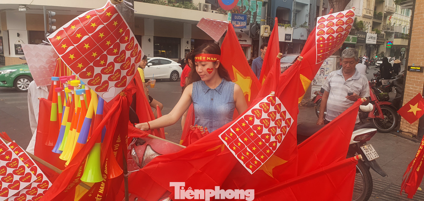 Người Sài Gòn đổ xô ra đường cổ vũ đội bóng đá U22 Việt Nam ảnh 1