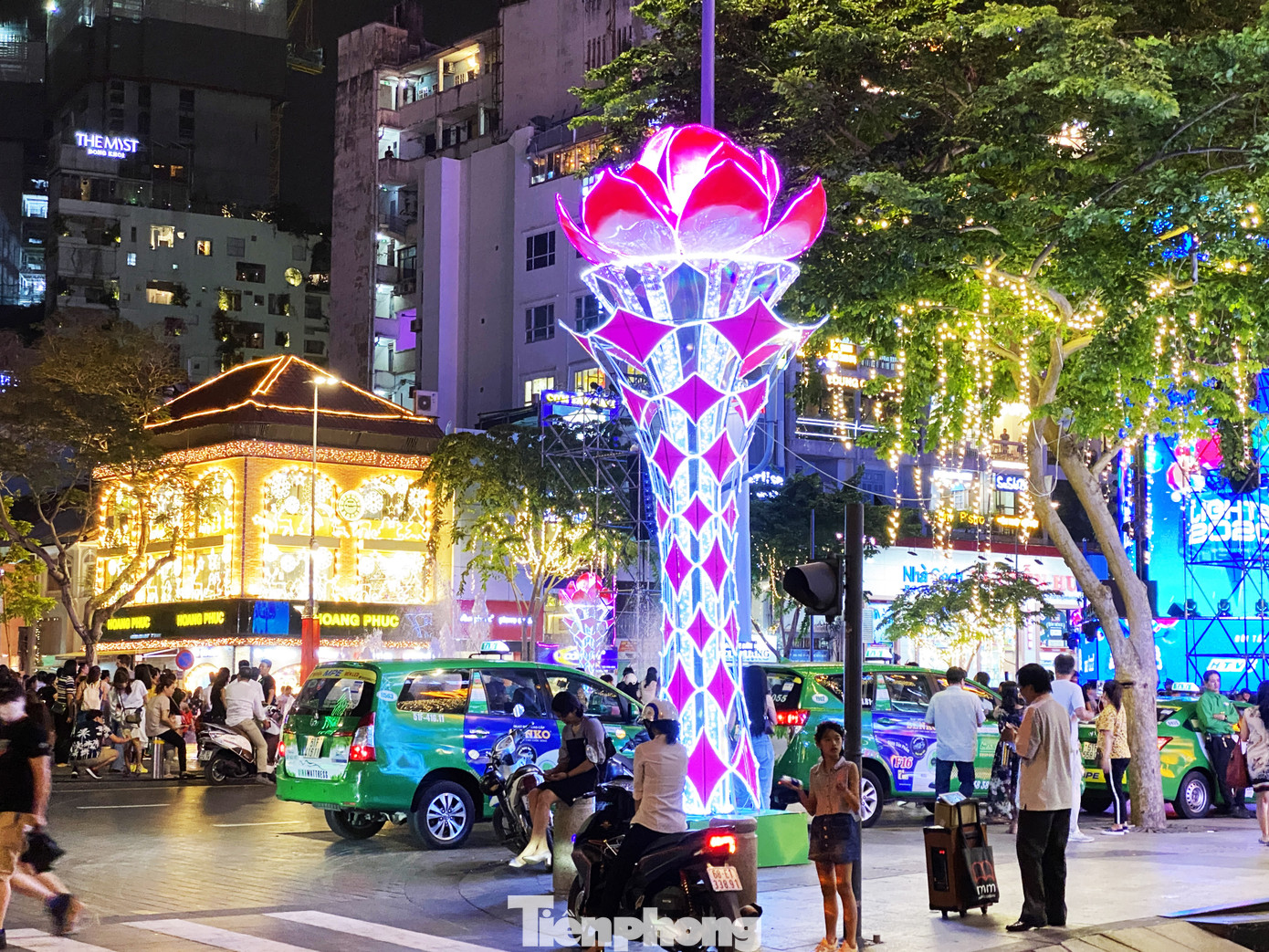 Đường phố Sài Gòn rực rỡ sắc màu chào đón năm 2020 ảnh 6