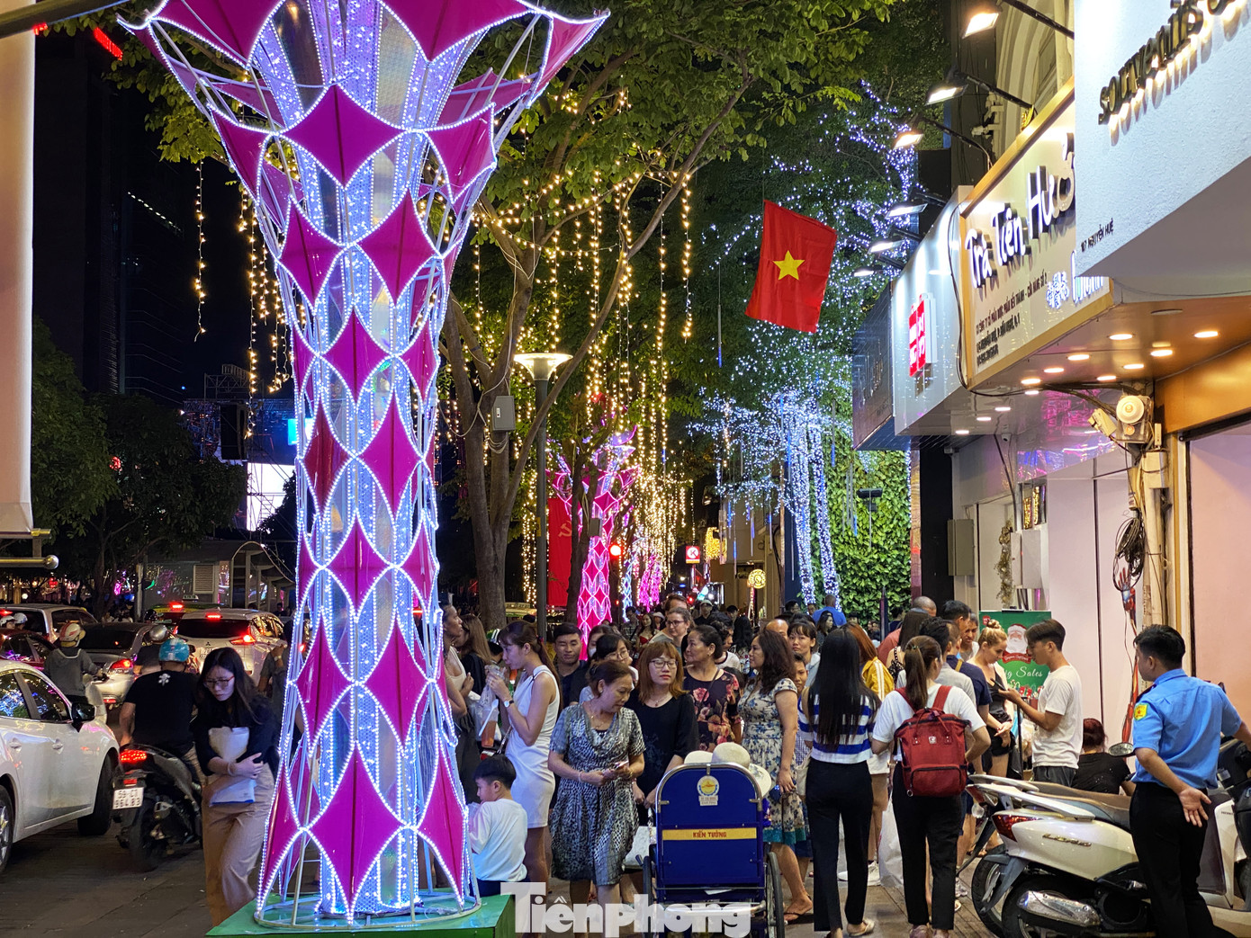 Đường phố Sài Gòn rực rỡ sắc màu chào đón năm 2020 ảnh 3