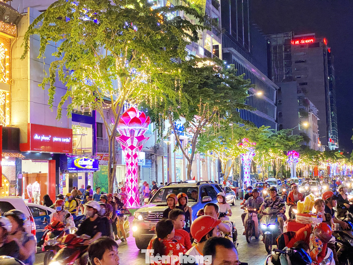 Đường phố Sài Gòn rực rỡ sắc màu chào đón năm 2020 ảnh 11