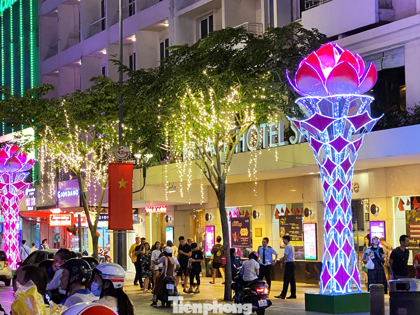 Đường phố Sài Gòn rực rỡ sắc màu chào đón năm 2020 ảnh 2