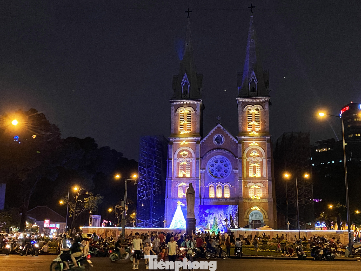 Đường phố Sài Gòn rực rỡ sắc màu chào đón năm 2020 ảnh 14