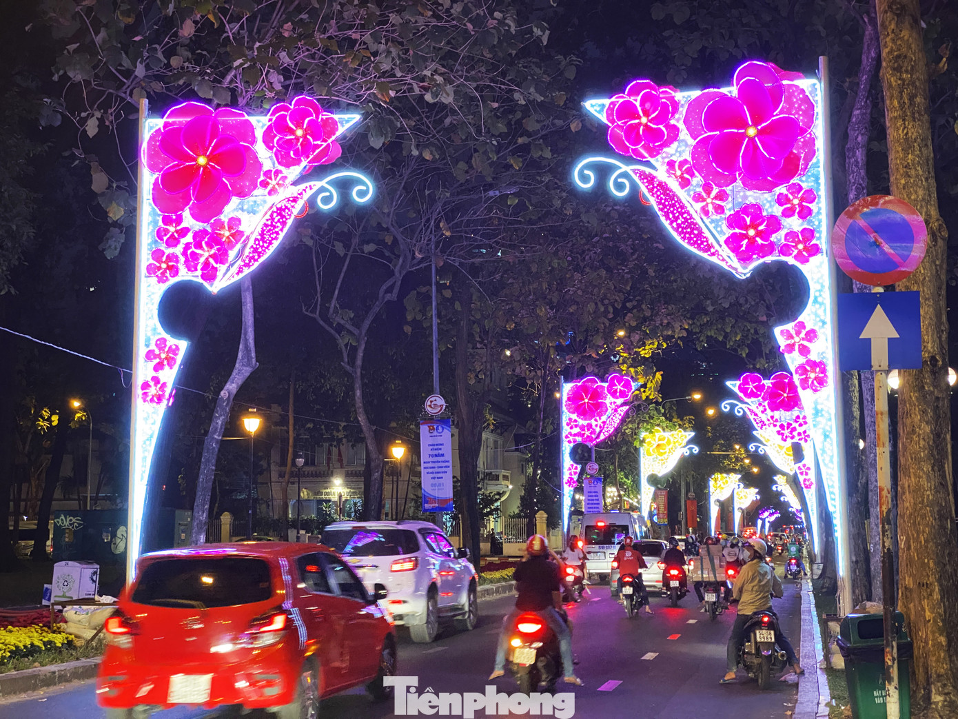 Đường phố Sài Gòn rực rỡ sắc màu chào đón năm 2020 ảnh 8
