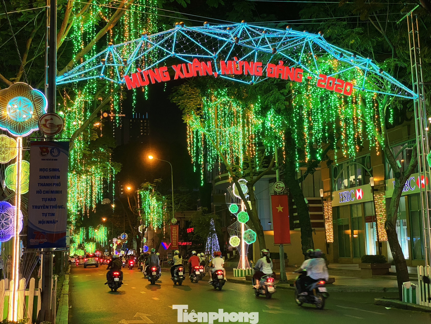 Đường phố Sài Gòn rực rỡ sắc màu chào đón năm 2020 ảnh 7