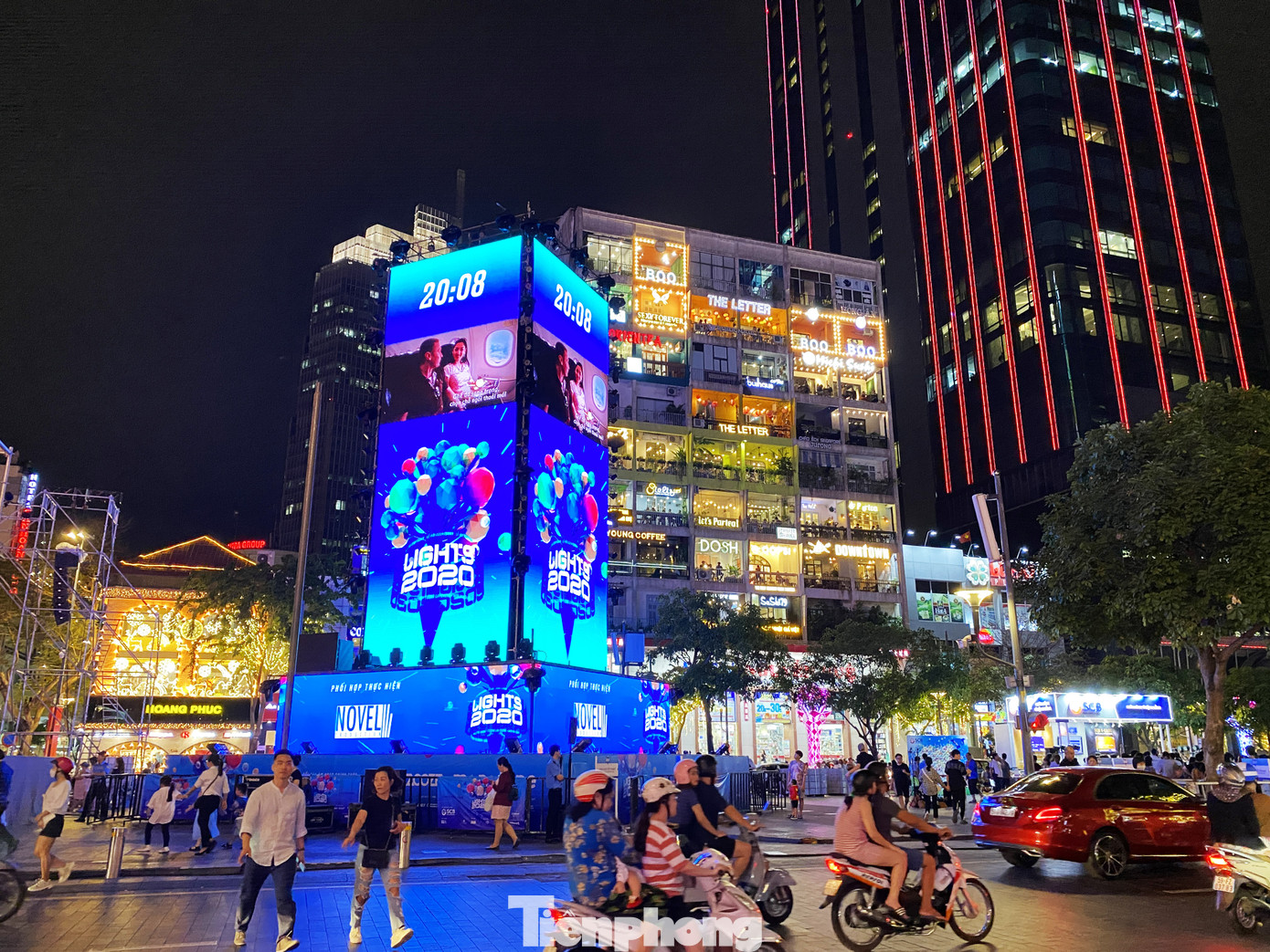 Đường phố Sài Gòn rực rỡ sắc màu chào đón năm 2020 ảnh 1