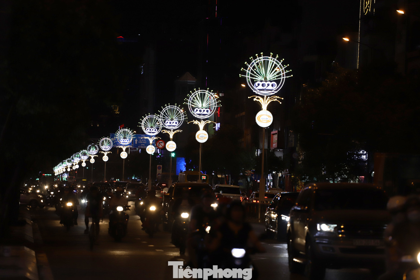 Đường phố Sài Gòn rực rỡ sắc màu chào đón năm 2020 ảnh 16