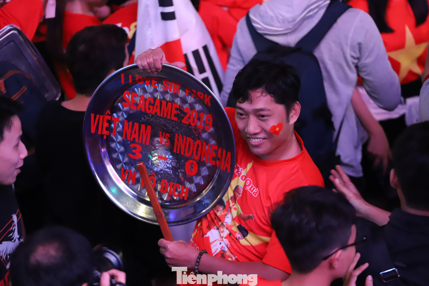 Một đêm không ngủ của CĐV ở TP.HCM sau chiến thắng lịch sử của U22 Việt Nam ảnh 7