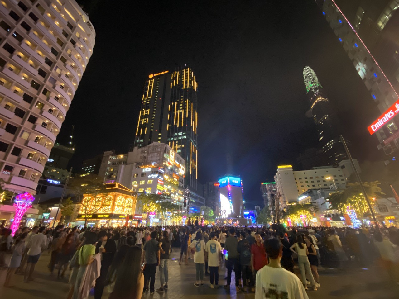 Rộn ràng chờ đón năm mới ở TPHCM ảnh 5