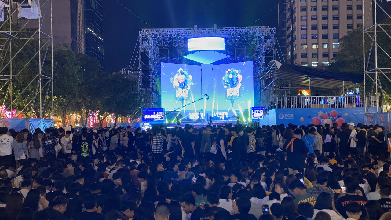 Rộn ràng chờ đón năm mới ở TPHCM ảnh 7