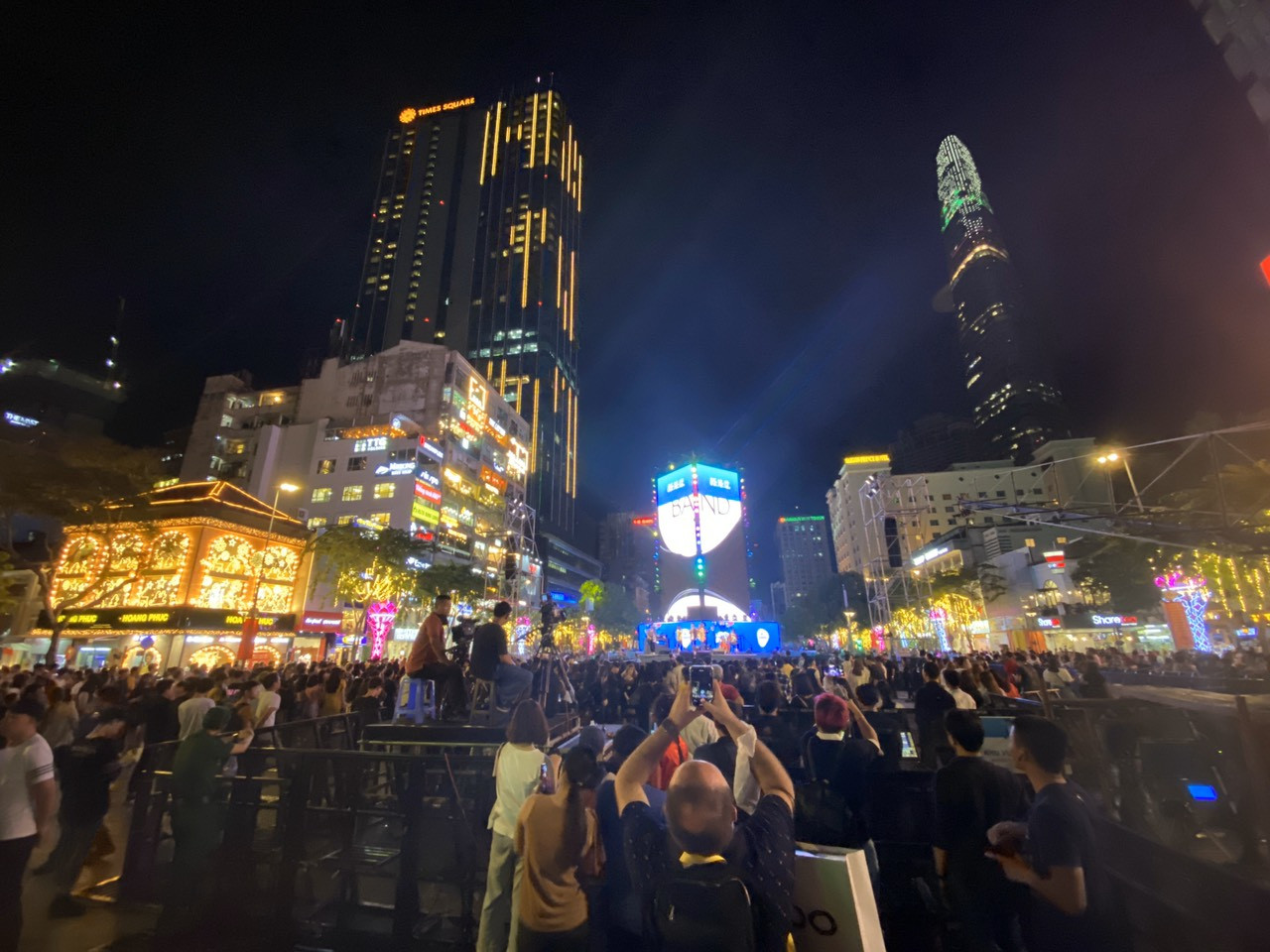 Rộn ràng chờ đón năm mới ở TPHCM ảnh 10