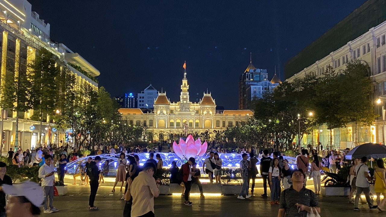 Rộn ràng chờ đón năm mới ở TPHCM ảnh 3