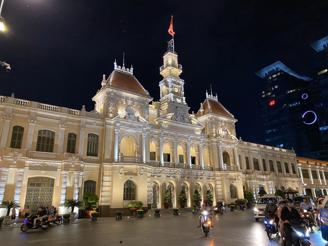 Rộn ràng chờ đón năm mới ở TPHCM ảnh 1