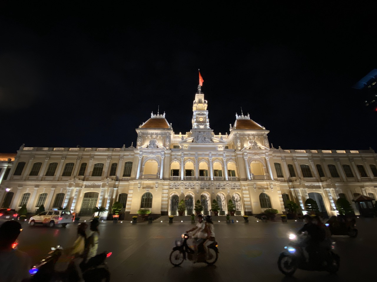 Rộn ràng chờ đón năm mới ở TPHCM ảnh 2