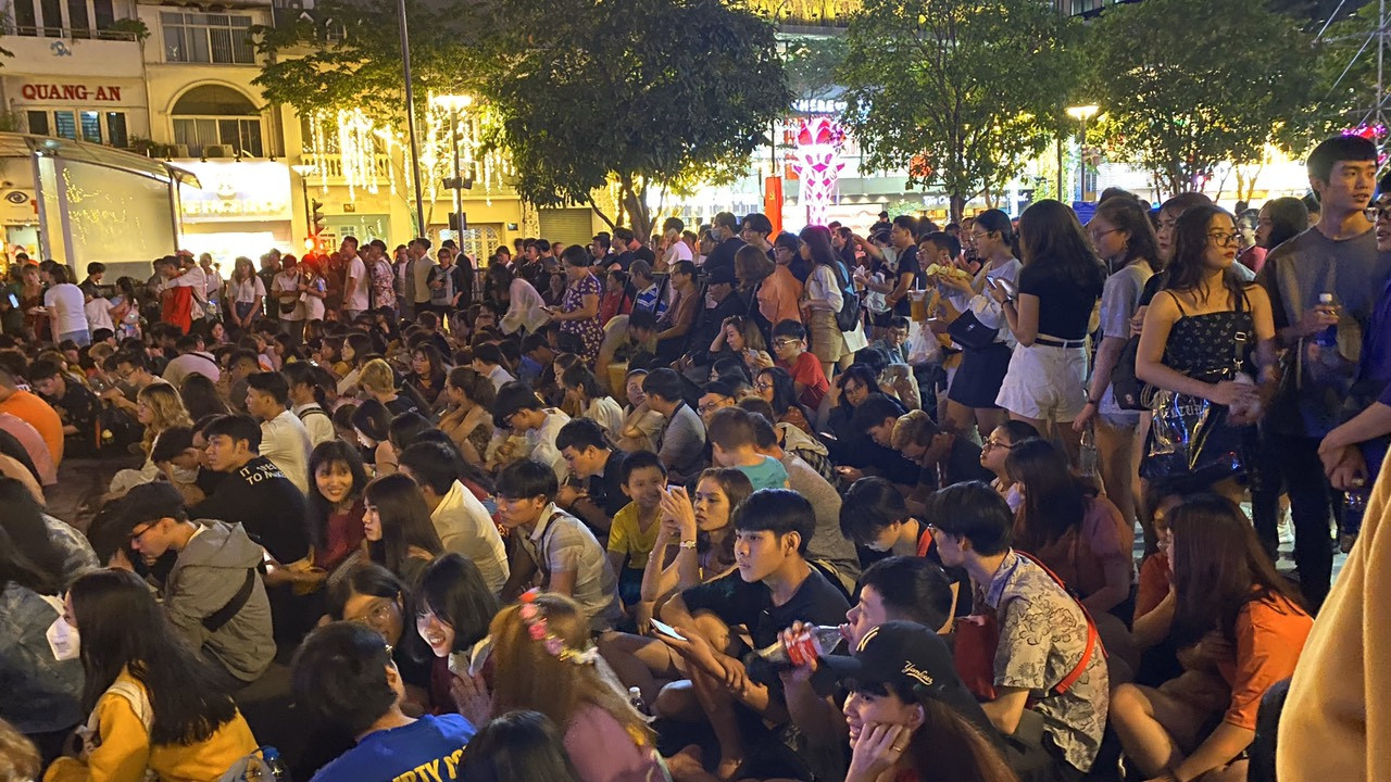 Rộn ràng chờ đón năm mới ở TPHCM ảnh 8