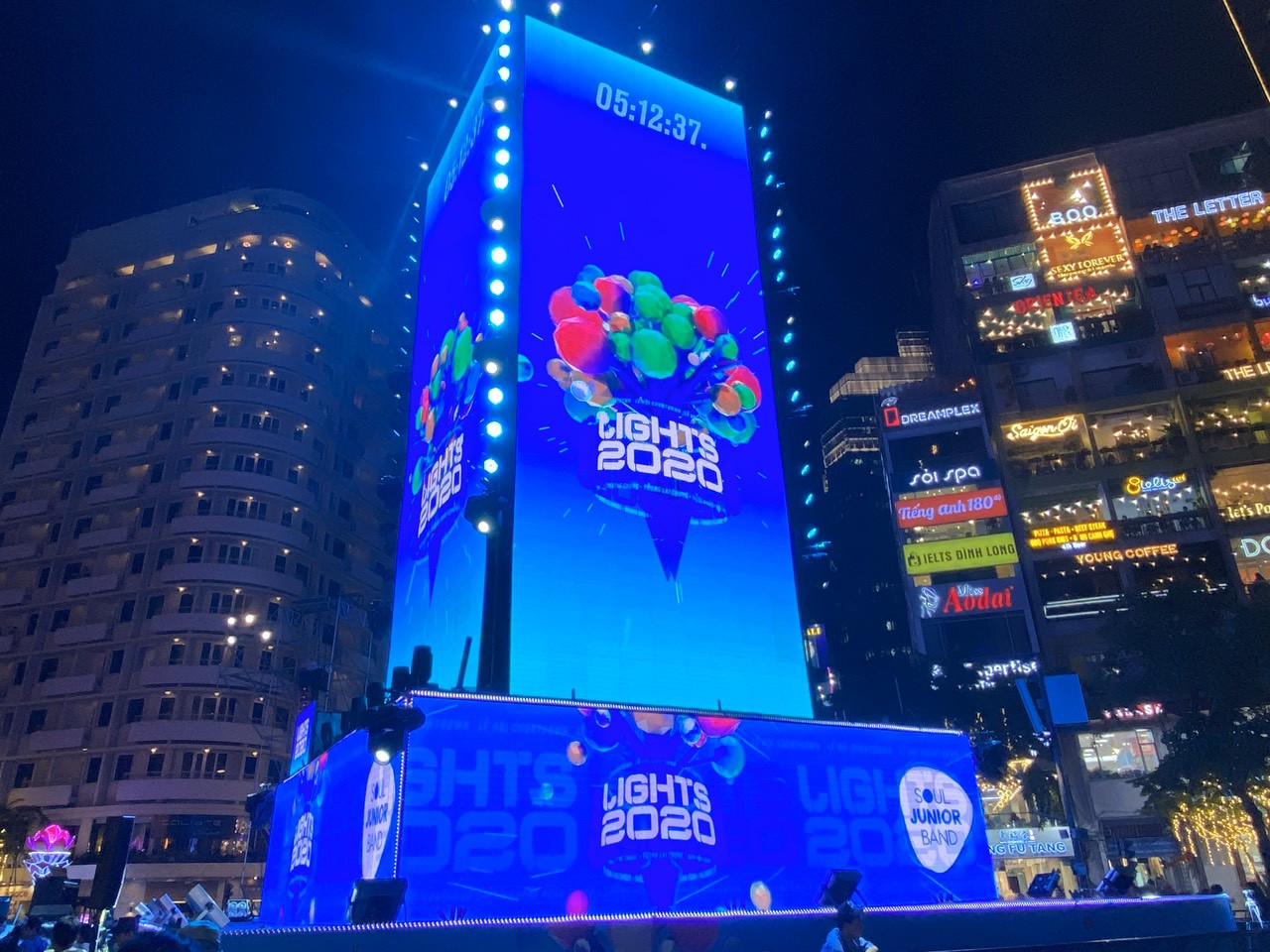 Rộn ràng chờ đón năm mới ở TPHCM ảnh 9