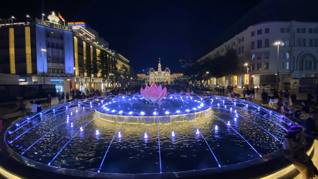 Rộn ràng chờ đón năm mới ở TPHCM ảnh 4