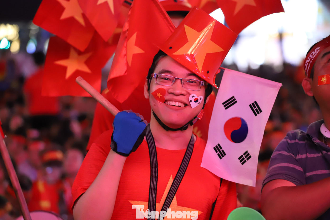 Một đêm không ngủ của CĐV ở TP.HCM sau chiến thắng lịch sử của U22 Việt Nam ảnh 13