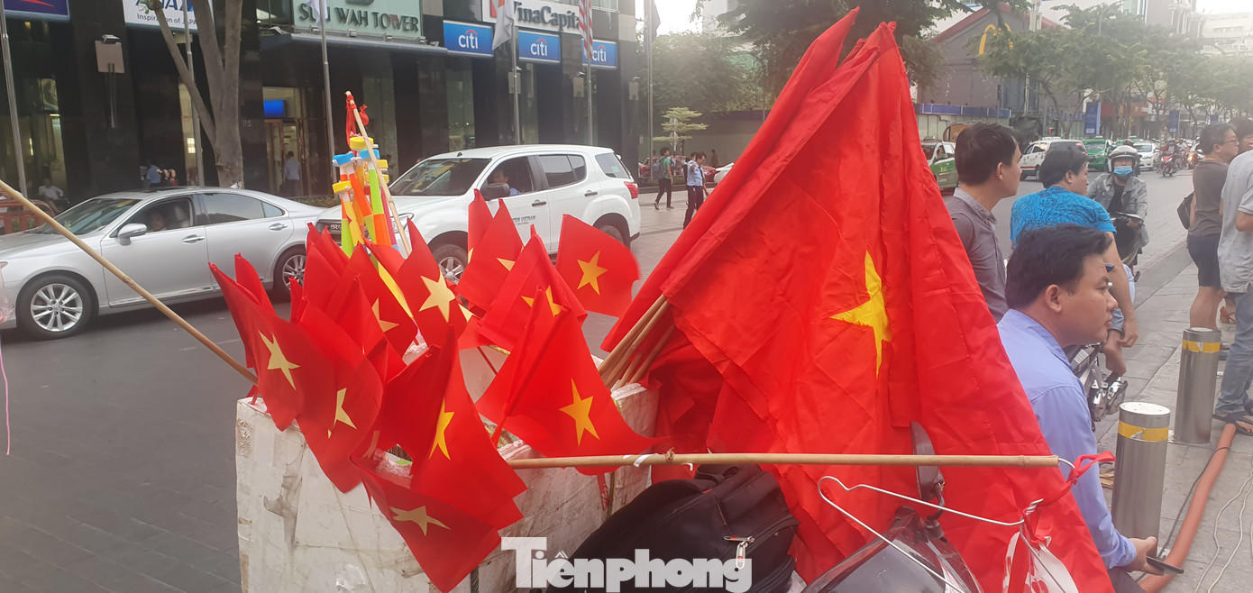 Người Sài Gòn đổ xô ra đường cổ vũ đội bóng đá U22 Việt Nam ảnh 8