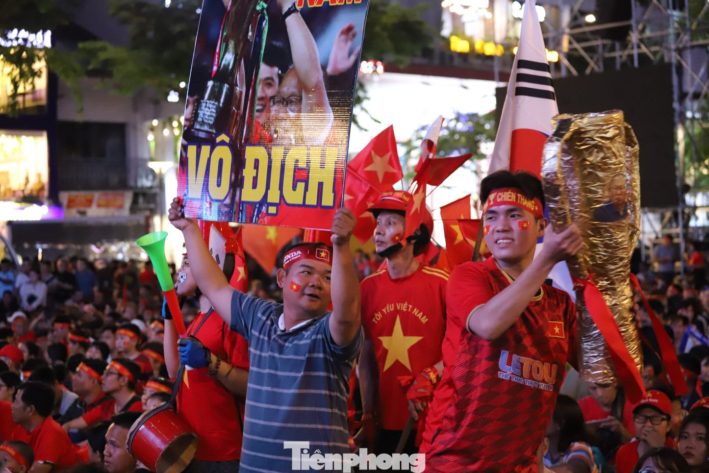 Một đêm không ngủ của CĐV ở TP.HCM sau chiến thắng lịch sử của U22 Việt Nam ảnh 6