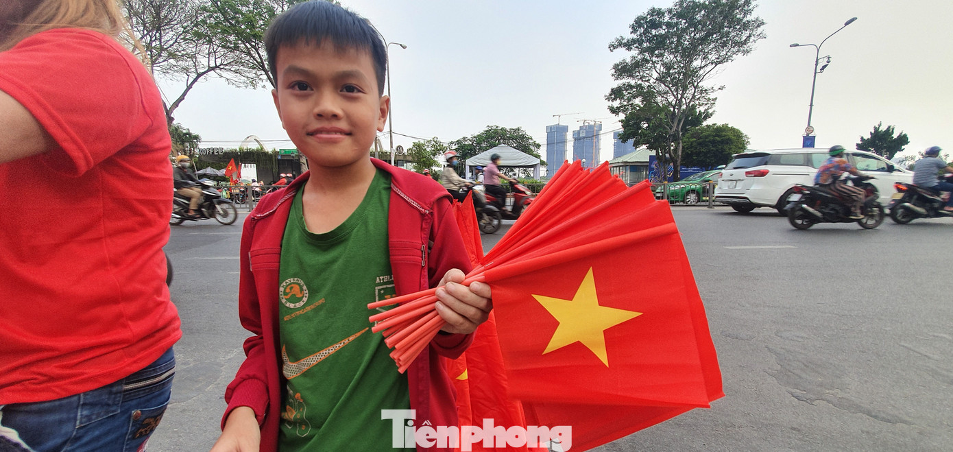 Người Sài Gòn đổ xô ra đường cổ vũ đội bóng đá U22 Việt Nam ảnh 4