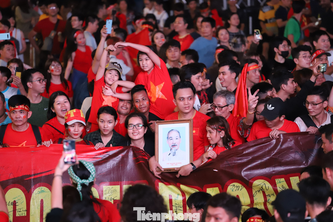 Một đêm không ngủ của CĐV ở TP.HCM sau chiến thắng lịch sử của U22 Việt Nam ảnh 22