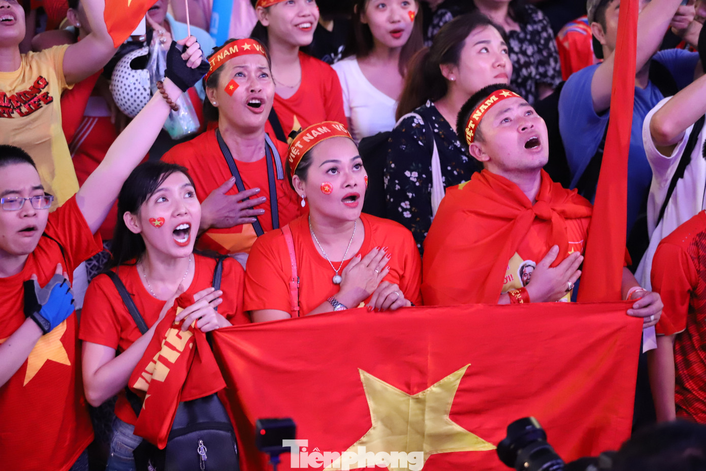 Một đêm không ngủ của CĐV ở TP.HCM sau chiến thắng lịch sử của U22 Việt Nam ảnh 3