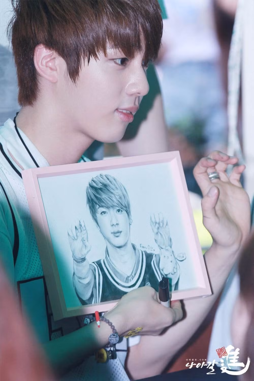 Netizen không ngừng trầm trồ về visual cực phẩm của Jin (BTS) suốt 7 năm qua ảnh 3